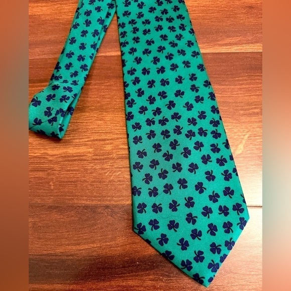 🍁SALE🍁 ALYNN 100% Silk Clover Leaf Print on Green Tie Made in USA - Picture 6 of 9